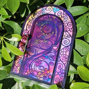 The mirror of the mysterious door opens and closes